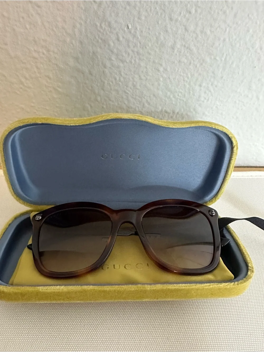 Gucci women’s Tortoiseshell Brown Sunglasses with Dark Lenses